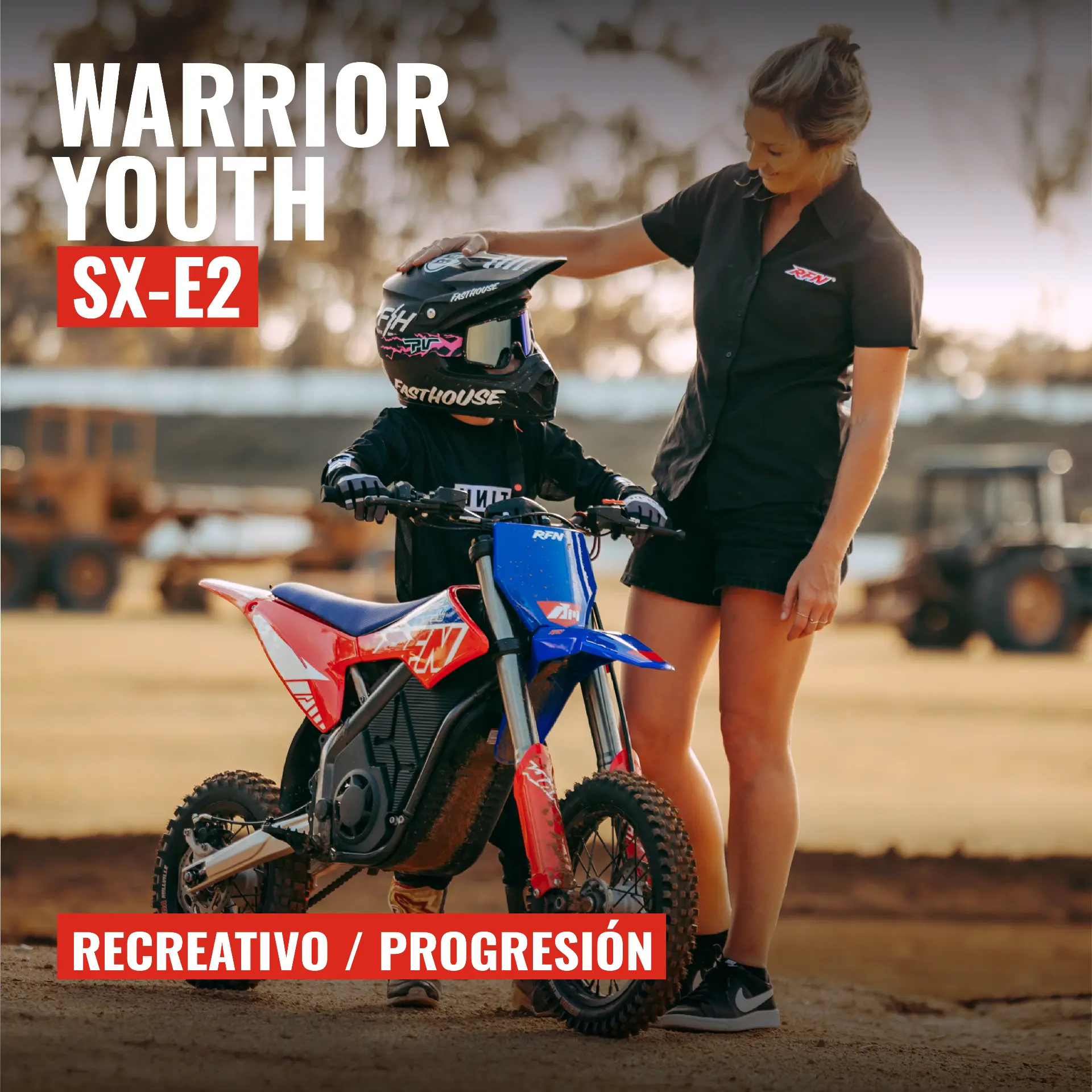 RFN Warrior Youth SX-E2 2027 con joven piloto y acompañante en pista de tierra